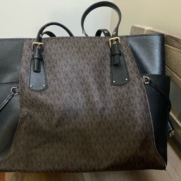 Michael Kors Voyager Tote Bag in Black - Picture 2 of 11
